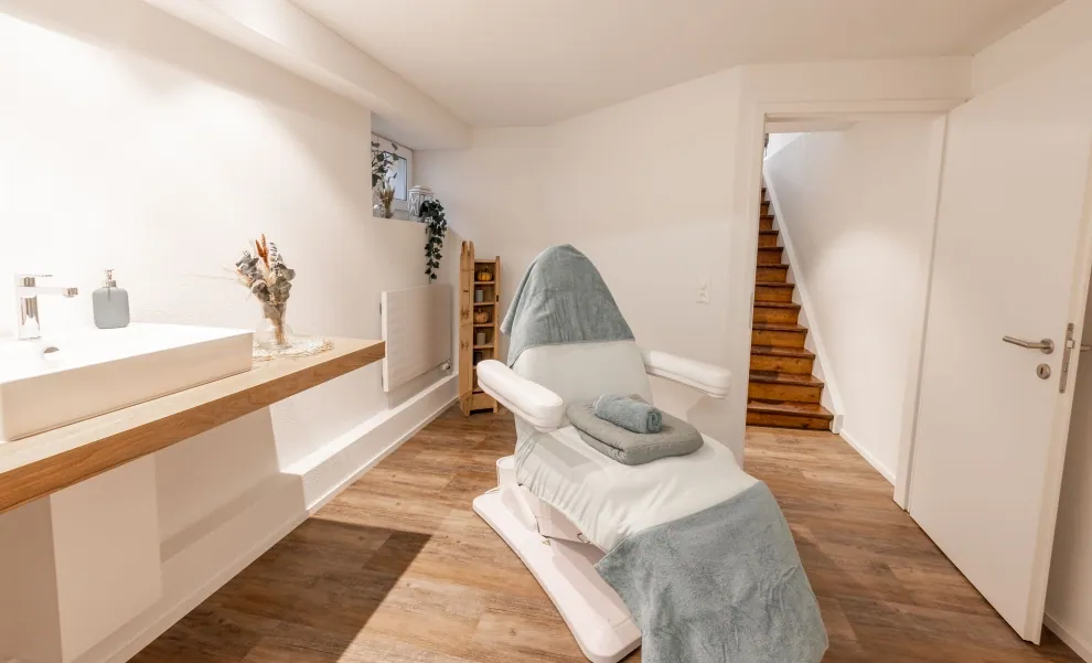 Behandlungsraum mit Treppe
